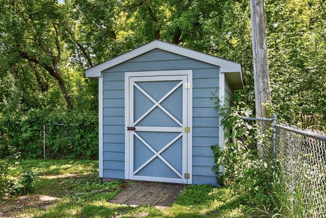 2425 80th Avenue N, Brooklyn Park, MN 55444