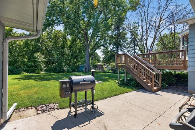 2425 80th Avenue N, Brooklyn Park, MN 55444