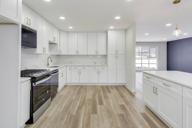 123 Kainer Avenue, Barrington, IL 60010