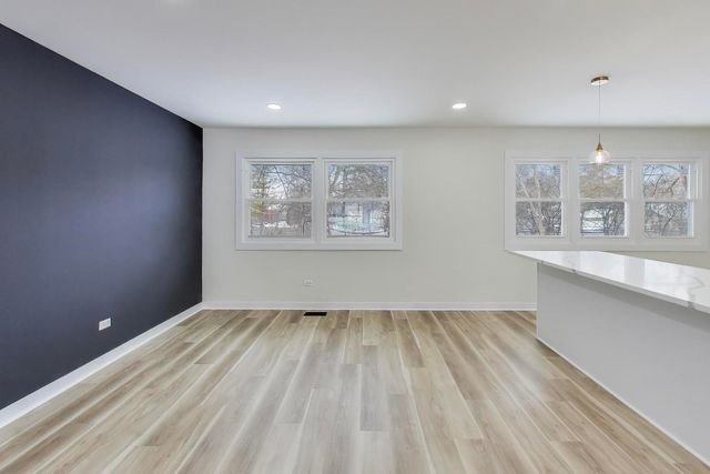 123 Kainer Avenue, Barrington, IL 60010