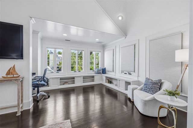 1811 W HILLS AVENUE, Tampa, FL 33606