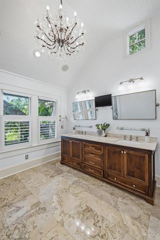 1811 W HILLS AVENUE, Tampa, FL 33606