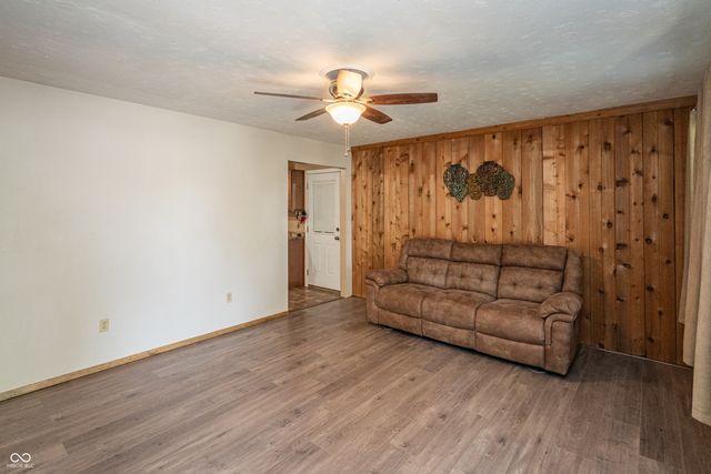 618 Holiday Drive, Seymour, IN 47274