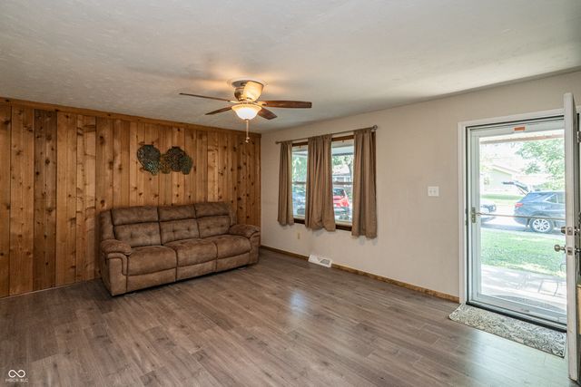 618 Holiday Drive, Seymour, IN 47274