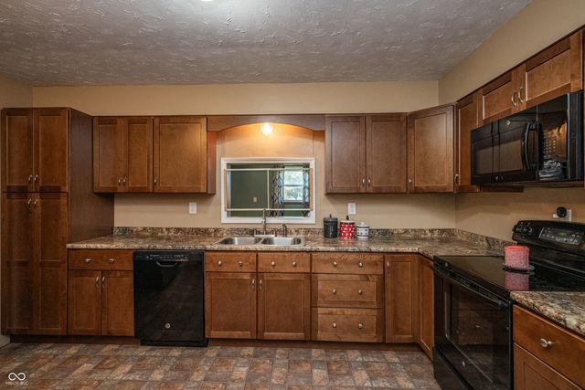 618 Holiday Drive, Seymour, IN 47274