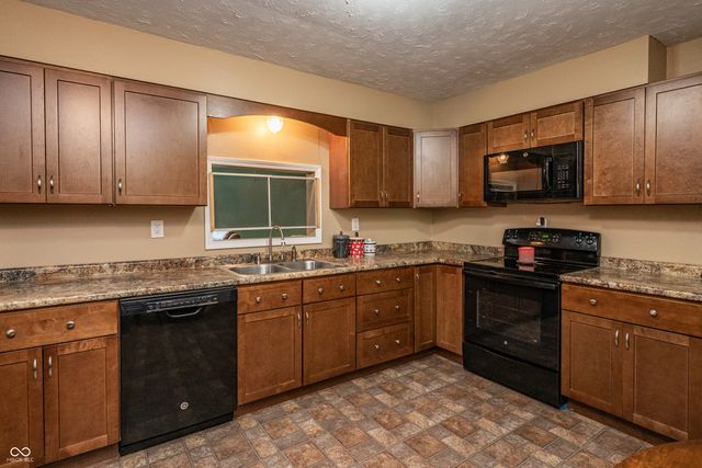 618 Holiday Drive, Seymour, IN 47274
