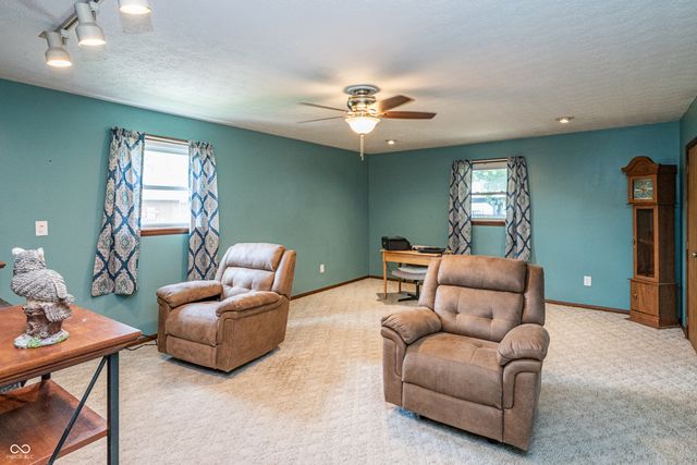 618 Holiday Drive, Seymour, IN 47274