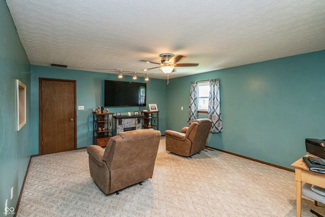 618 Holiday Drive, Seymour, IN 47274