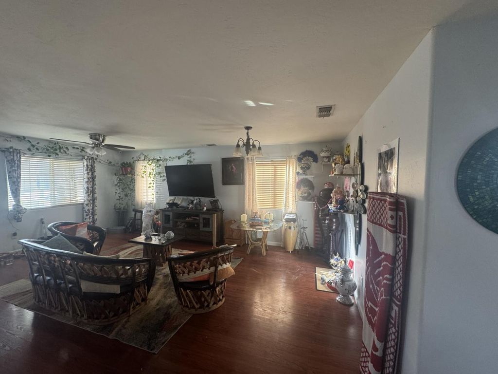 Image 10 of property listing at 6310 E Woodward Avenue, Fresno, CA 93727