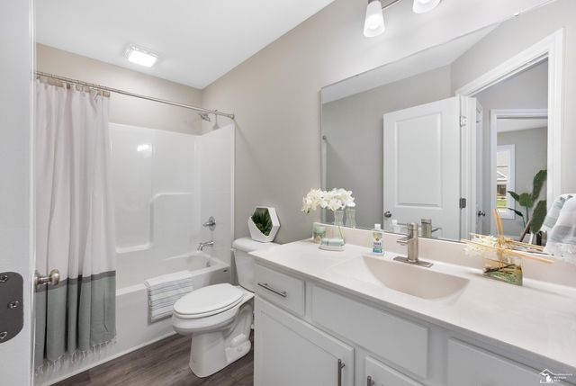 8289 Grande Lk Circle, Temperance, MI 48182