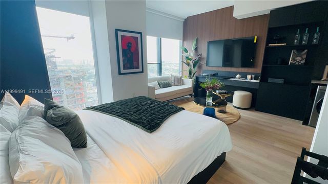 20 NE 11 St ExecPH11, Miami, FL 33132