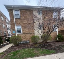 33 S Madison Avenue 1B, La Grange, IL 60525