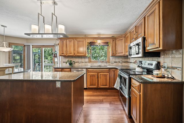 1770 PLUM TREE Road, Bettendorf, IA 52722