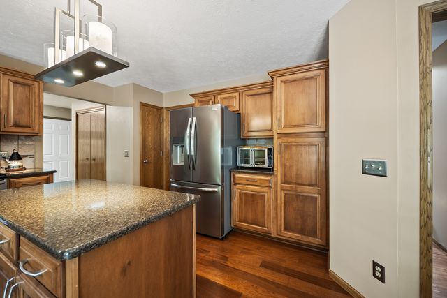 1770 PLUM TREE Road, Bettendorf, IA 52722