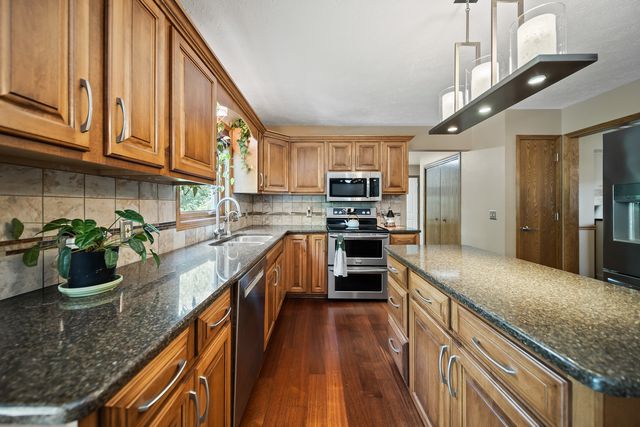 1770 PLUM TREE Road, Bettendorf, IA 52722