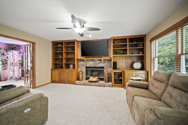 1770 PLUM TREE Road, Bettendorf, IA 52722