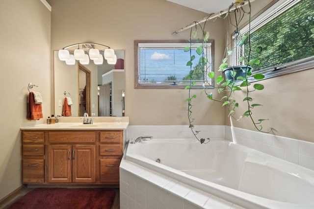 1770 PLUM TREE Road, Bettendorf, IA 52722