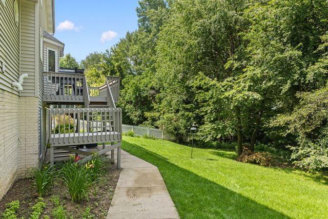 1770 PLUM TREE Road, Bettendorf, IA 52722