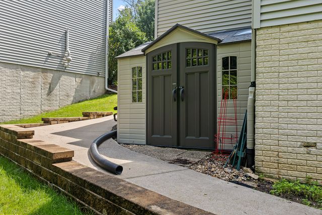 1770 PLUM TREE Road, Bettendorf, IA 52722