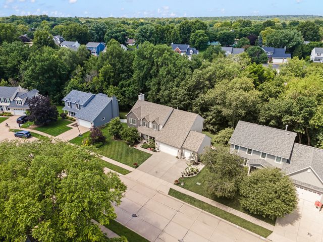 1770 PLUM TREE Road, Bettendorf, IA 52722