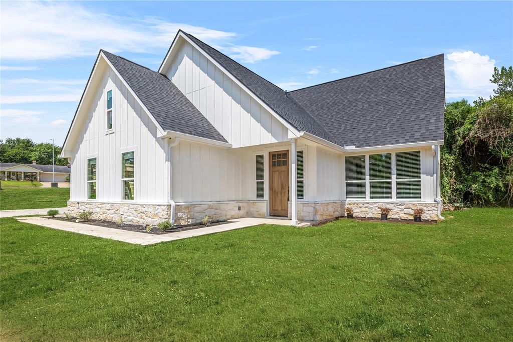 2398 Valley Drive, Brenham, TX 77833