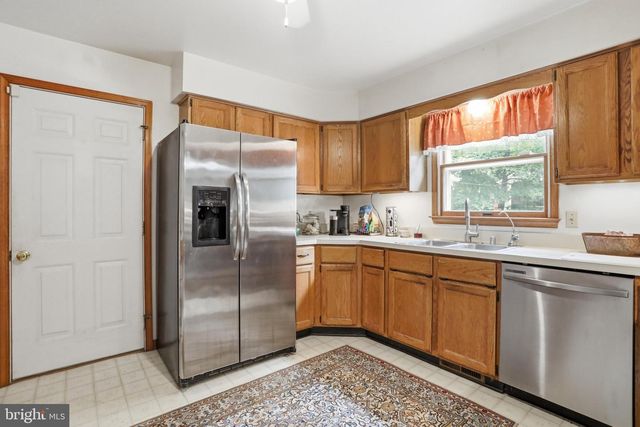 225 MOUNTAIN VIEW DR, Harpers Ferry, WV 25425
