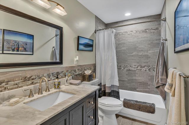 5205 Wilshire Lane 5205, Oakdale, NY 11769
