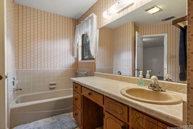 101 Broadmoor, Fredericksburg, TX 78624