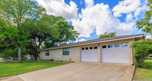 101 Broadmoor, Fredericksburg, TX 78624