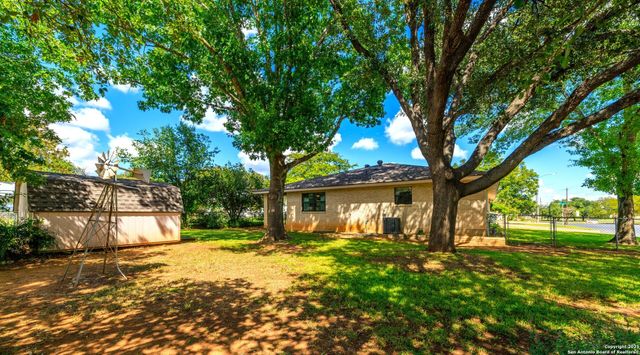 101 Broadmoor, Fredericksburg, TX 78624