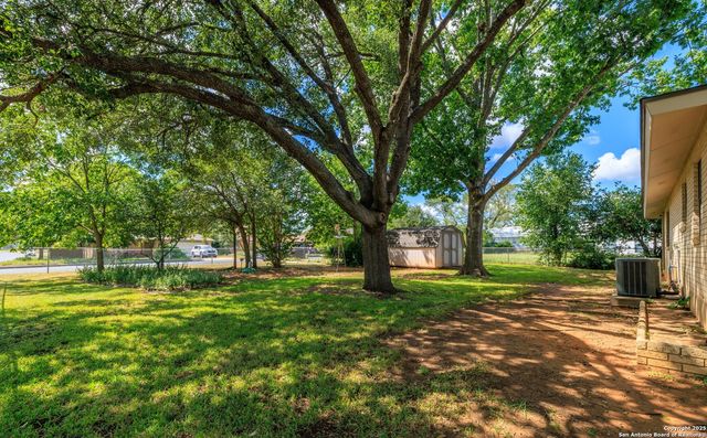 101 Broadmoor, Fredericksburg, TX 78624