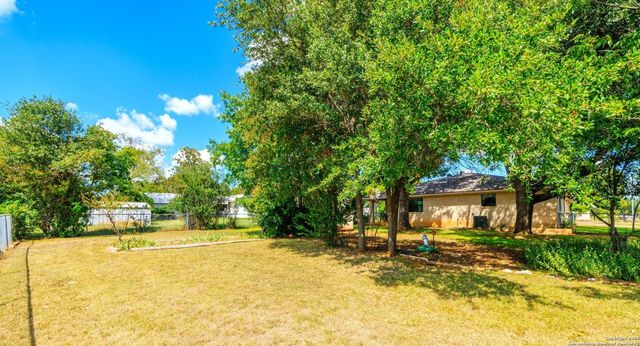 101 Broadmoor, Fredericksburg, TX 78624