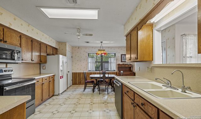 101 Broadmoor, Fredericksburg, TX 78624