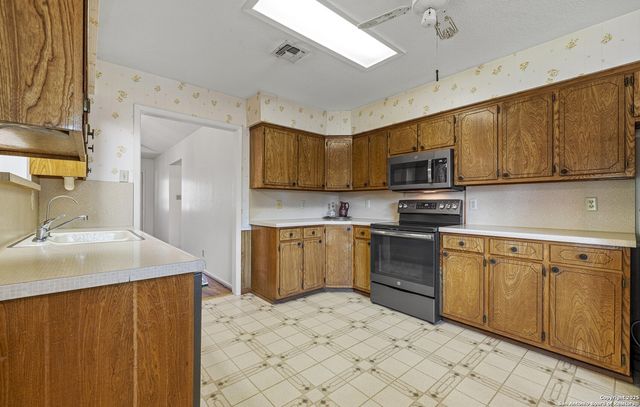 101 Broadmoor, Fredericksburg, TX 78624