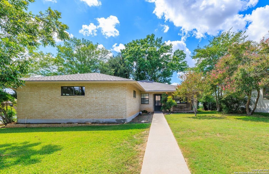 101 Broadmoor, Fredericksburg, TX 78624