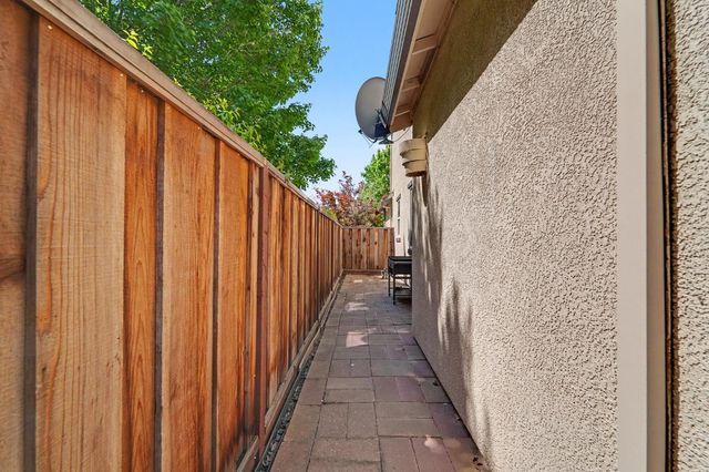 1223 E Springer Dr, Turlock, CA 95382