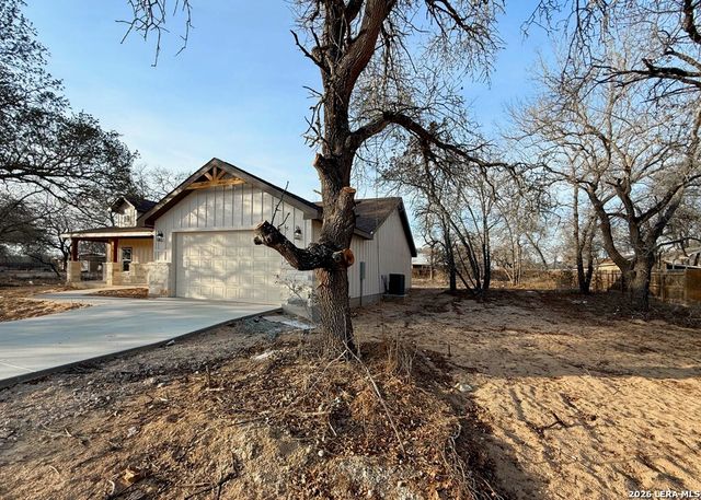 48 Grey Fox, Poteet, TX 78065