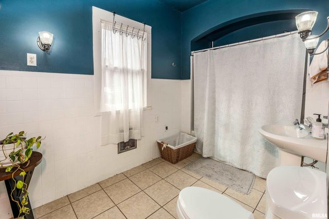 2101 WALNUT Street, Murphysboro, IL 62966