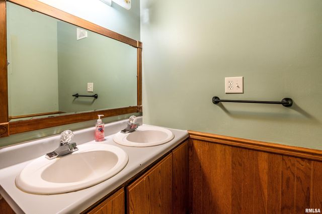 2101 WALNUT Street, Murphysboro, IL 62966