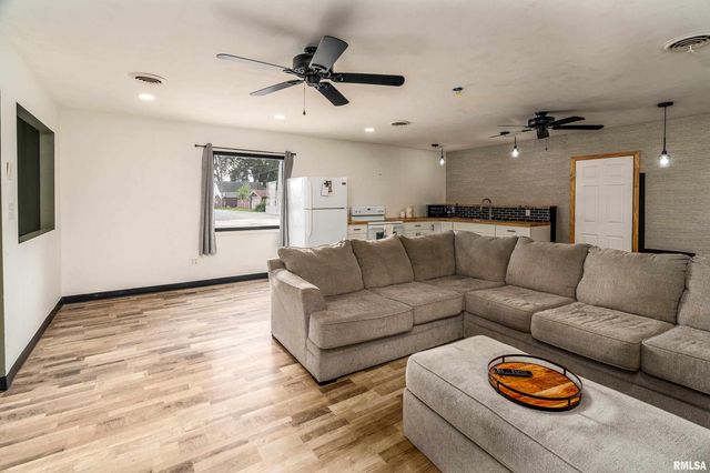 2101 WALNUT Street, Murphysboro, IL 62966