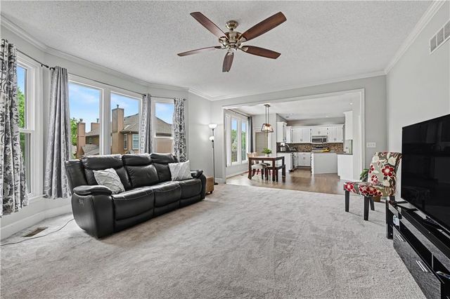 8900 W 148th Terrace, Overland Park, KS 66221