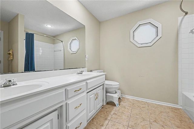8900 W 148th Terrace, Overland Park, KS 66221