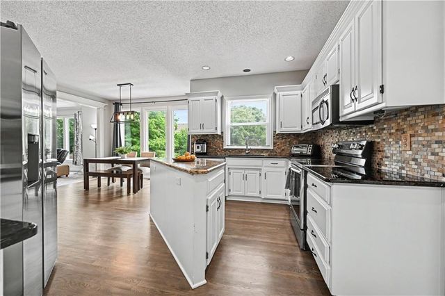 8900 W 148th Terrace, Overland Park, KS 66221