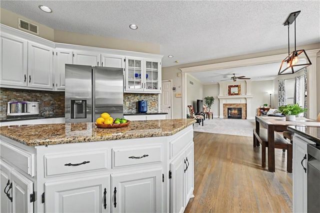 8900 W 148th Terrace, Overland Park, KS 66221