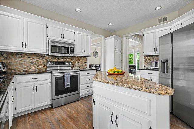 8900 W 148th Terrace, Overland Park, KS 66221
