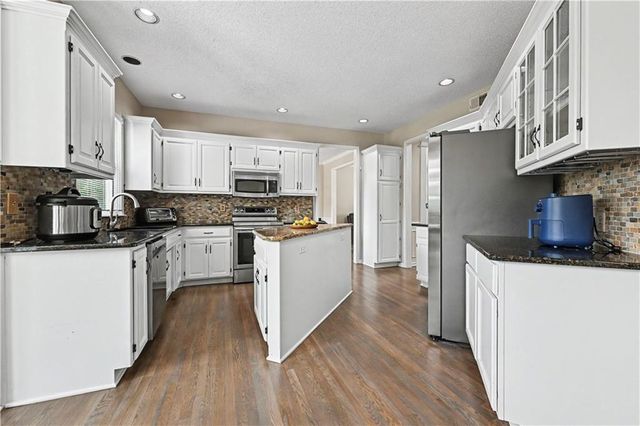 8900 W 148th Terrace, Overland Park, KS 66221
