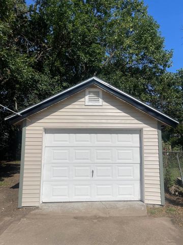 616 N Madison Ave, Wichita, KS 67214