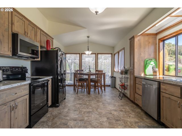 107 WOODOAK Dr, Roseburg, OR 97471