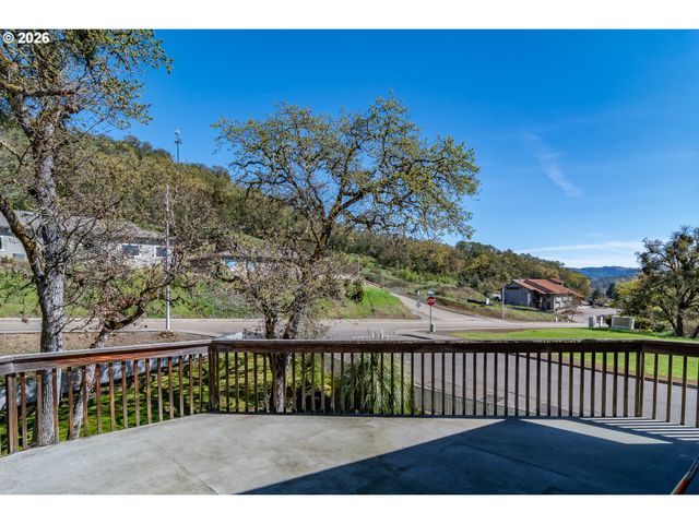 107 WOODOAK Dr, Roseburg, OR 97471