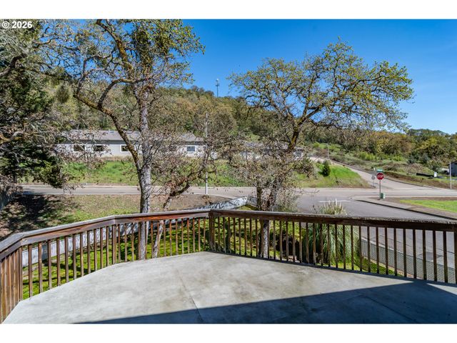 107 WOODOAK Dr, Roseburg, OR 97471